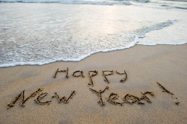 Feliz ano novo sinal na praia — Fotografia de Stock