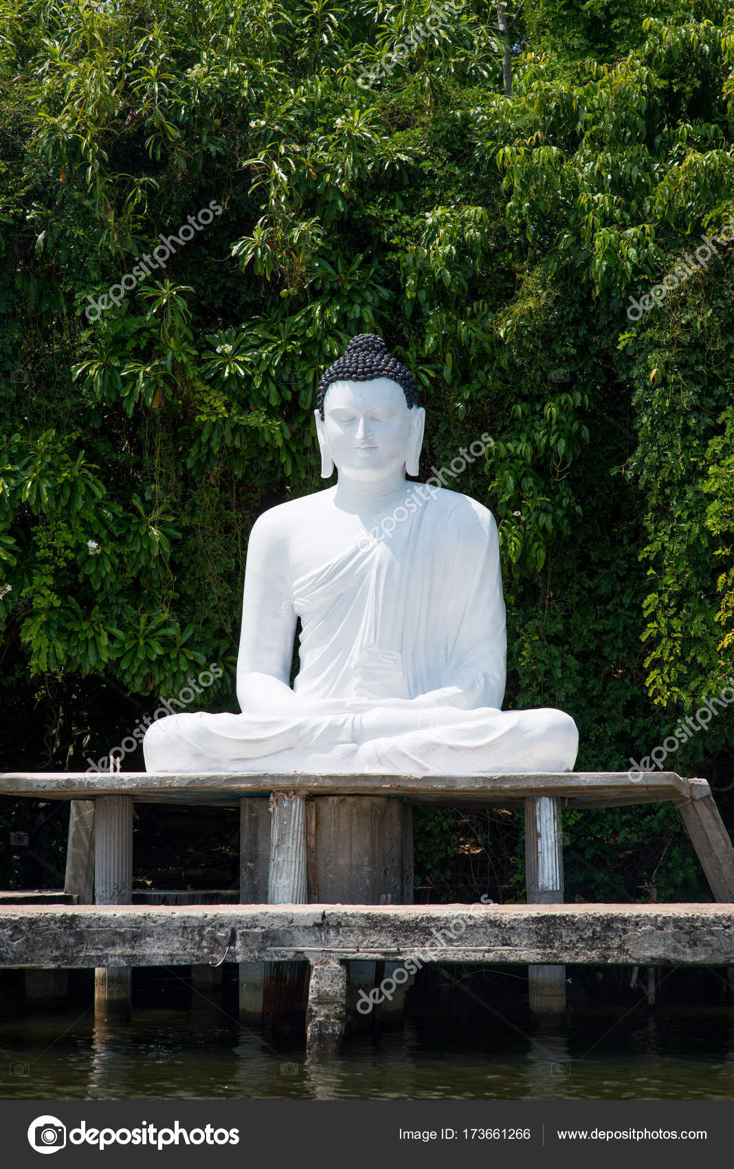 Buddha statue on river bank — Stock Photo © alebloshka 173661266