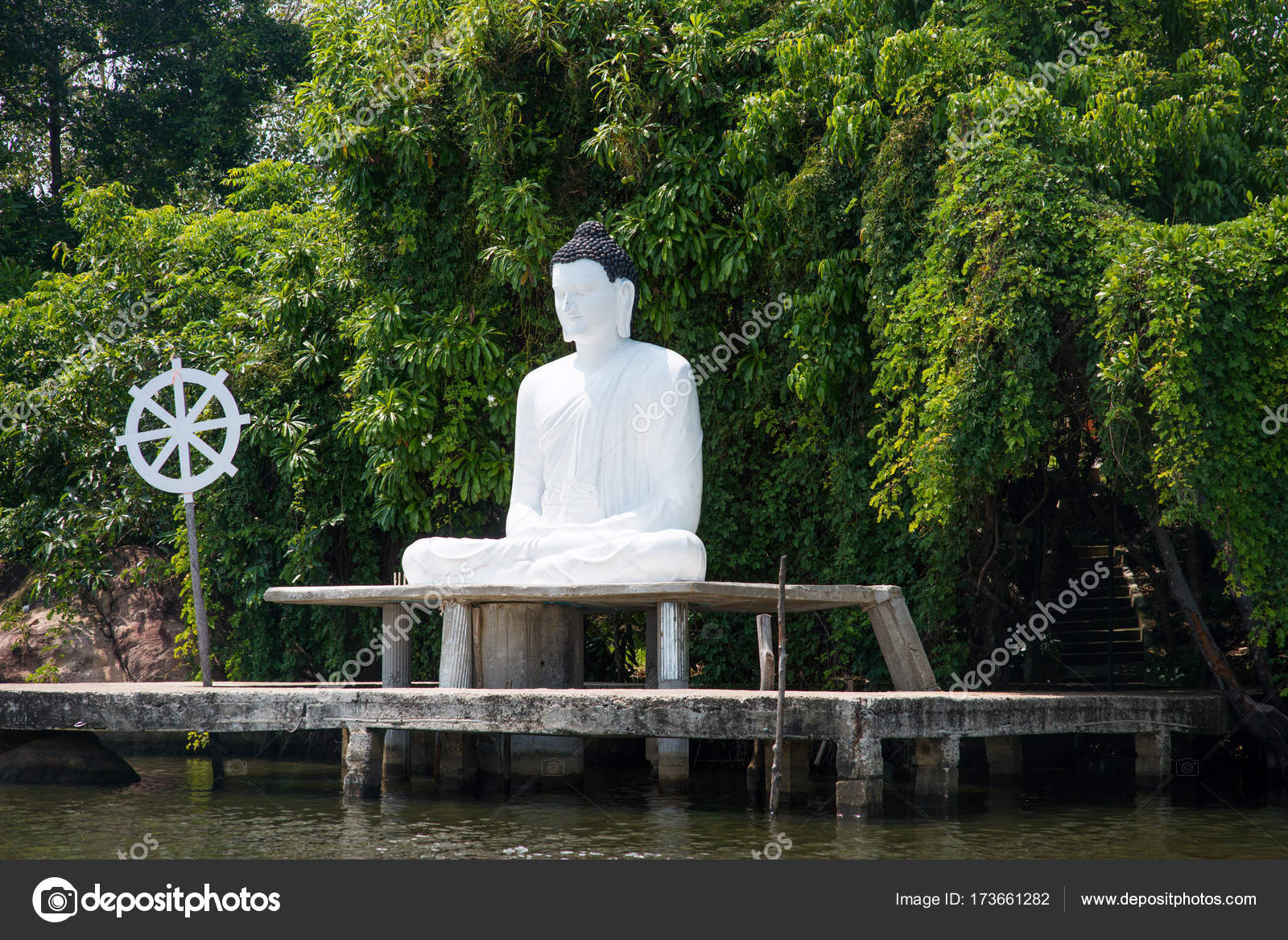 Buddha statue on river bank — Stock Photo © alebloshka 173661282
