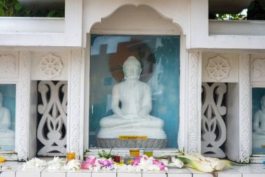 Buda heykeli cam arkasında