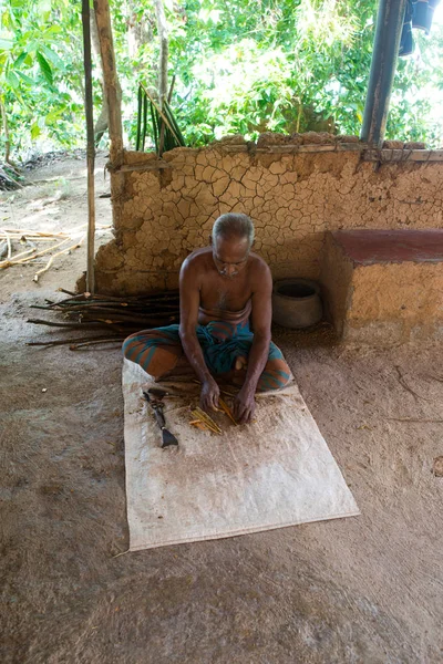 Homme indien sculptant bâton en bois — Photo