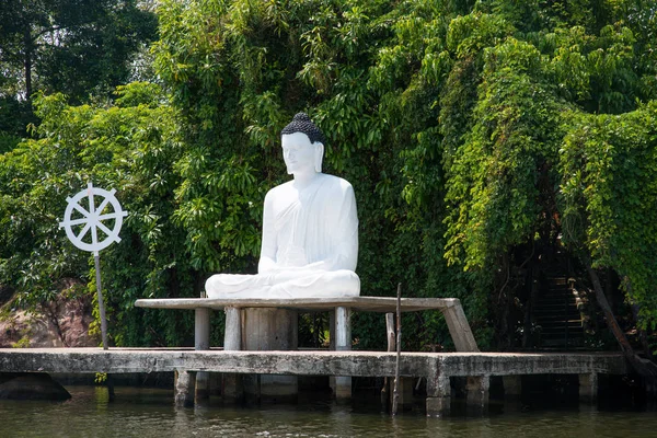 Estatua de buddha en la orilla del río — Foto de Stock