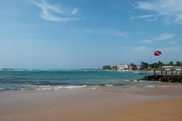 Seashore with houses over water — Stock Photo, Image