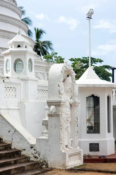 Hindu tempel med smuk statue - Stock-foto