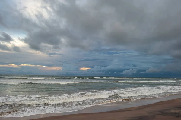 Zachmurzone niebo nad morze — Zdjęcie stockowe