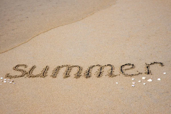 Inscrição de verão na areia — Fotografia de Stock