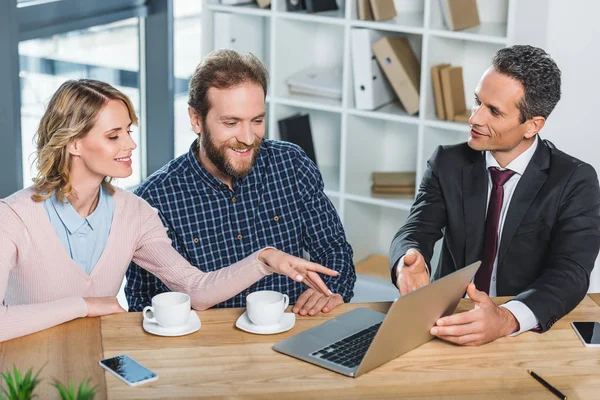 Abogado que tiene reunión con clientes — Foto de Stock