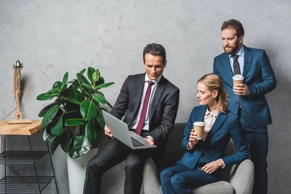 Colegas usando el ordenador portátil juntos — Foto de Stock