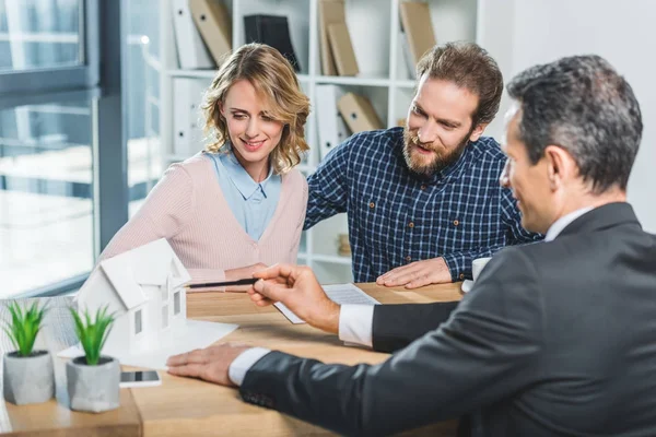 Pareja en agencia inmobiliaria — Foto de Stock