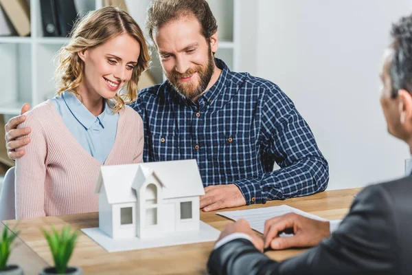 Couple at real estate agency — Stock Photo, Image