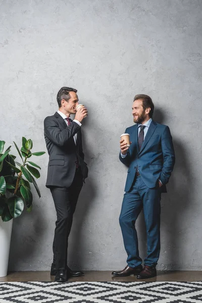 Geschäftsleute mit Coffee to go — Stockfoto