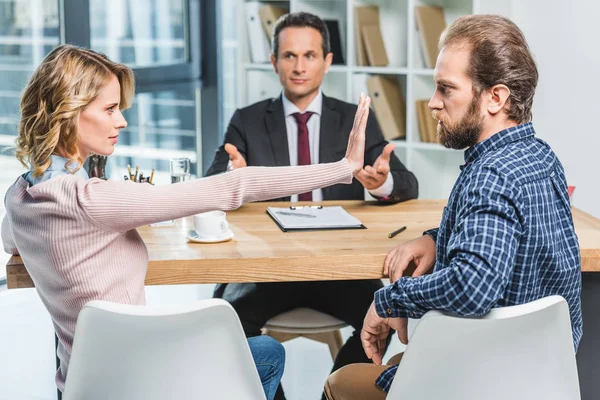 Pareja discutiendo en la oficina de abogados — Foto de Stock