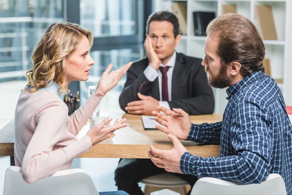 Couple arguing at lawyer office — Stock Photo, Image