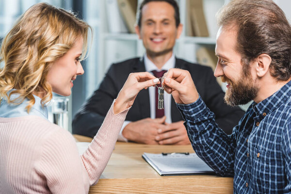 Pareja sosteniendo llaves de casa — Foto de Stock