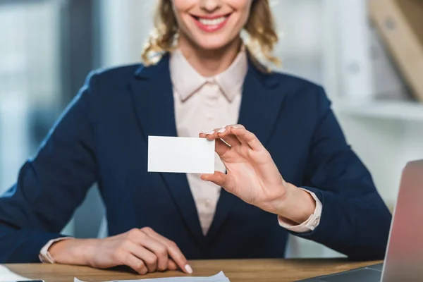 Businesswoman with blank visit card — Stock Photo, Image