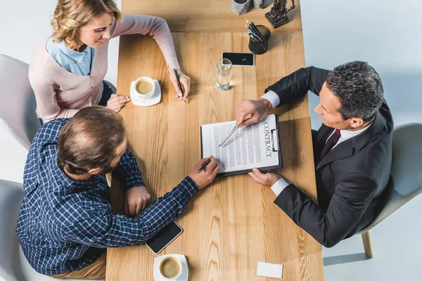 Mann unterschreibt Vertrag — Stockfoto