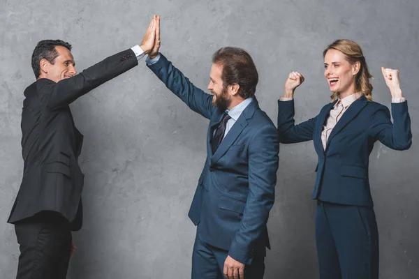 Empresários dando alta cinco — Fotografia de Stock