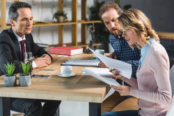 Couple at lawyers office — Stock Photo, Image