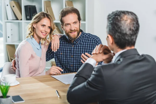 Pareja discutiendo contrato con abogado —  Fotos de Stock