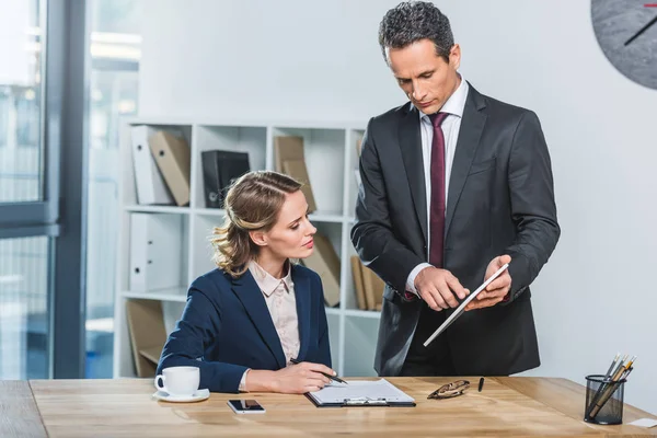 Business colleagues discussing work — Stock Photo, Image