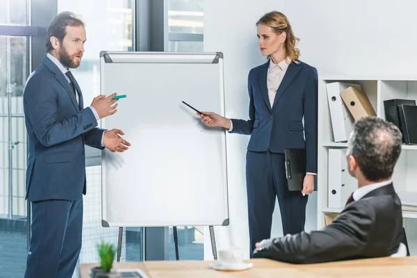 Avocats pointant vers tableau blanc — Photo