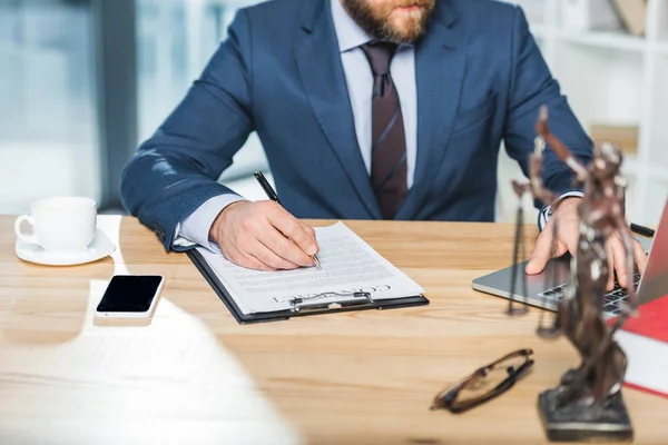 Anwalt mit Vertrag am Arbeitsplatz — Stockfoto