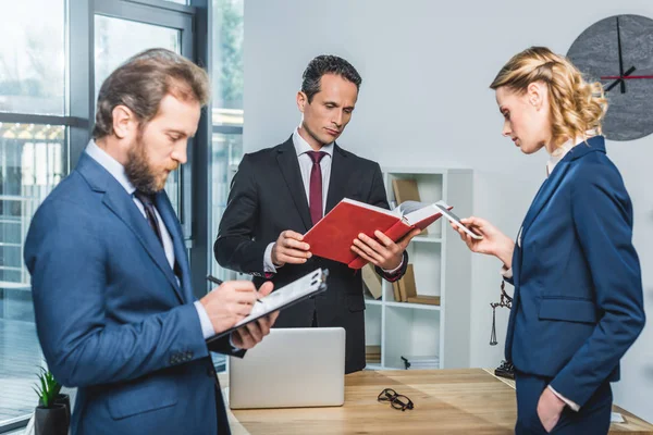 Jurister som arbetar på kontor — Stockfoto