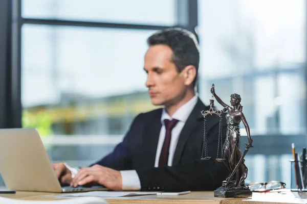 Advocaat die op laptop werkt — Stockfoto