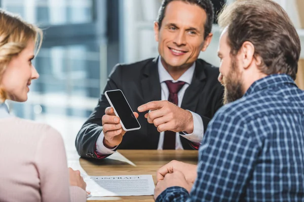 Anwalt zeigt auf Smartphone — Stockfoto