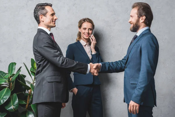 Zakelijke mensen schudden handen — Stockfoto