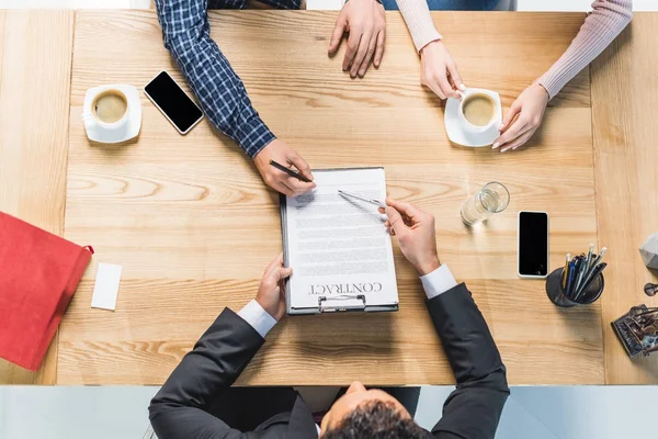 Man signing contract — Stock Photo, Image