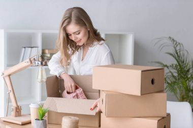 güzel girişimci ev ofis, karton kutular müşteriler için mal amabalaj portresi