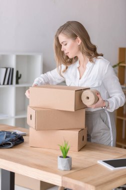 girişimci ambalaj müşteriler satın karton kutular içinde evde ofis