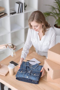 yüksek açılı görünüş genç girişimci ambalaj müşterilerinin satın evde office