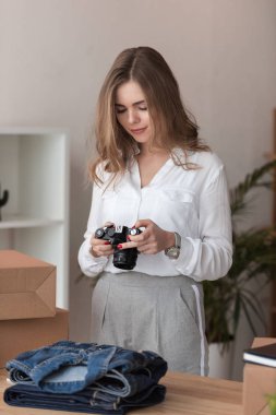 evde fotoğraf makinesi üzerinde office ürünleri fotoğraflara bakarken odaklı girişimci portresi