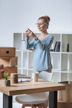 Online mağaza sahibi alarak resim ürünün smartphone vasıl ev ofis