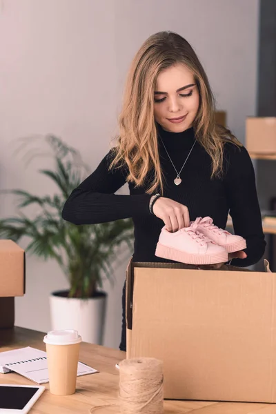 Retrato Hermosos Productos Embalaje Empresario Para Los Clientes Cajas Cartón — Foto de Stock