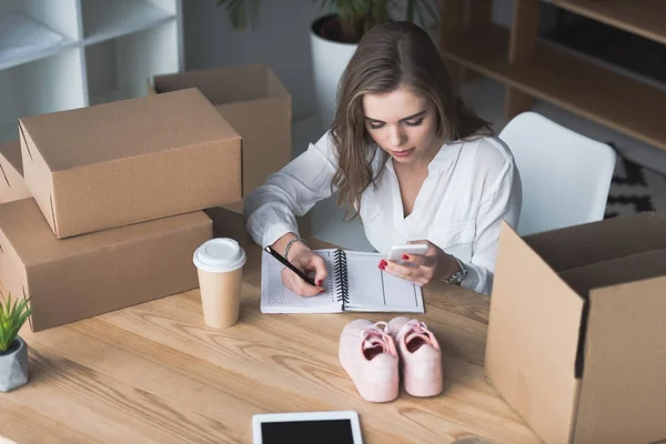 Hoge Hoekmening Van Zakenvrouw Met Smartphone Hand Maken Van Notities — Stockfoto