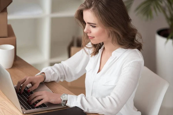 Vue Côté Femme Affaires Travaillant Sur Ordinateur Portable Table — Photo