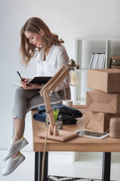 Jungunternehmer Macht Sich Notizen Notizbuch Während Hause Büro Auf Dem — Stockfoto