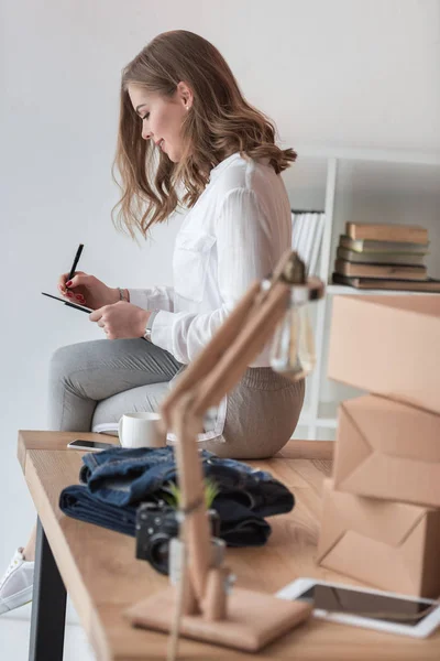 Vista Lateral Del Joven Empresario Haciendo Notas Cuaderno Mientras Está — Foto de Stock