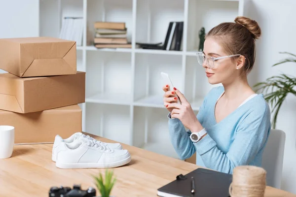 Online Shop Owner Taking Picture Product Smartphone Home Office — Stock Photo, Image