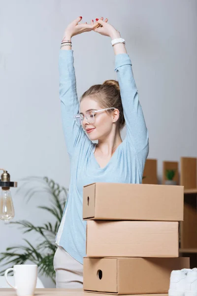 Retrato Empreendedor Cansado Sorridente Que Estende Local Trabalho Com Caixas — Fotografia de Stock