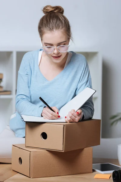 Porträtt Koncentrerad Entreprenör Att Göra Anteckningar Anteckningsboken Medan Arbetar Hemma — Stockfoto