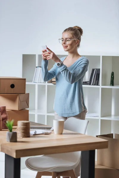 Online Shop Ägare Tar Bild Produkten Smartphone Hemmakontoret — Stockfoto