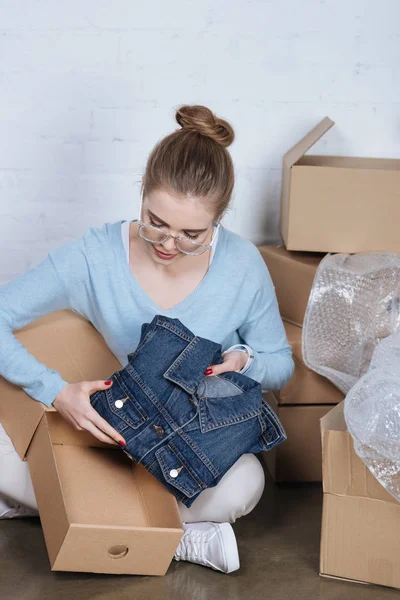 Joven Empresario Poner Chaqueta Mezclilla Caja Cartón Mientras Que Embalaje — Foto de Stock