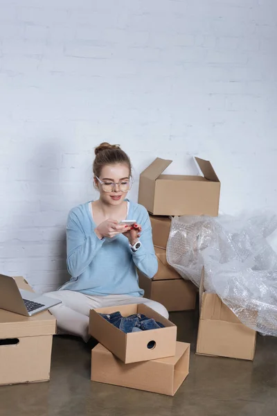 Entrepreneur Taking Picture Product Smartphone Home Office — Stock Photo, Image