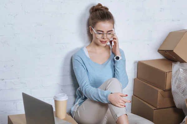 Porträt Einer Jungen Frau Die Mit Laptop Und Kaffee Der — Stockfoto