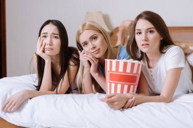 patlamış mısır ve tv izlerken ile yatan üzücü çok ırklı kızlar yatak