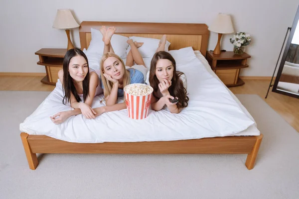 Ragazze Multiculturali Sdraiate Sul Letto Con Popcorn Guardare — Foto Stock